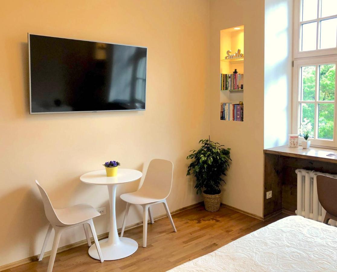 Centrally Located Overlooking Vermanes Park Appartamento